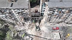 Ukrayna Acil Durum Servisi tarafından sağlanan bu fotoğrafta, arama görevlileri Rusya'nın ölümcül füze saldırısının gerçekleştiği yerdeki enkazı inceliyor, 18 Haziran 2025.