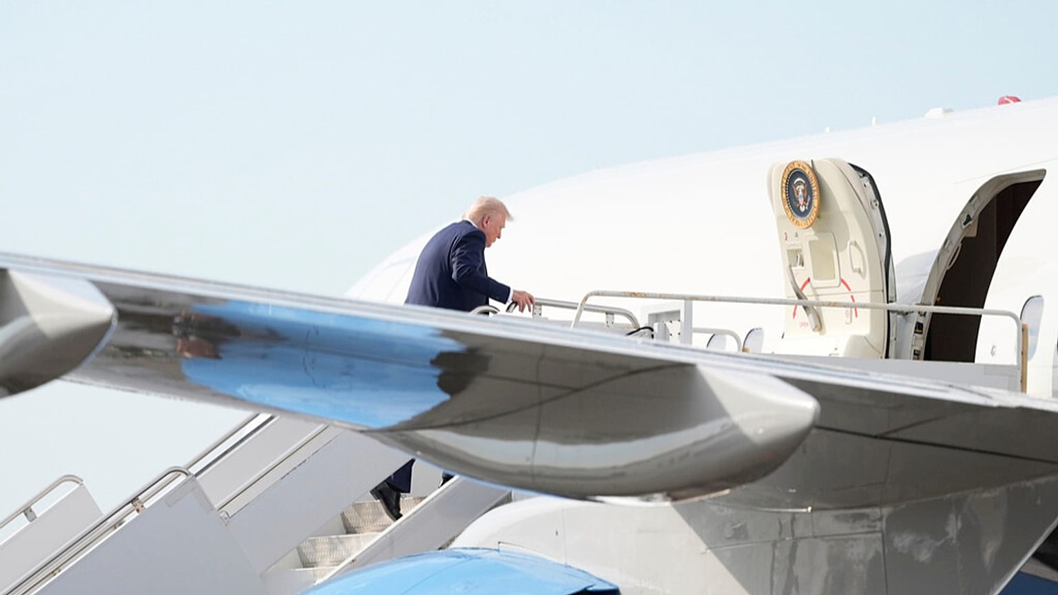 Präsident Donald Trump besteigt die Air Force One am Palm Beach International Airport, Sonntag, 4. Mai 2025, in West Palm Beach, Florida.
