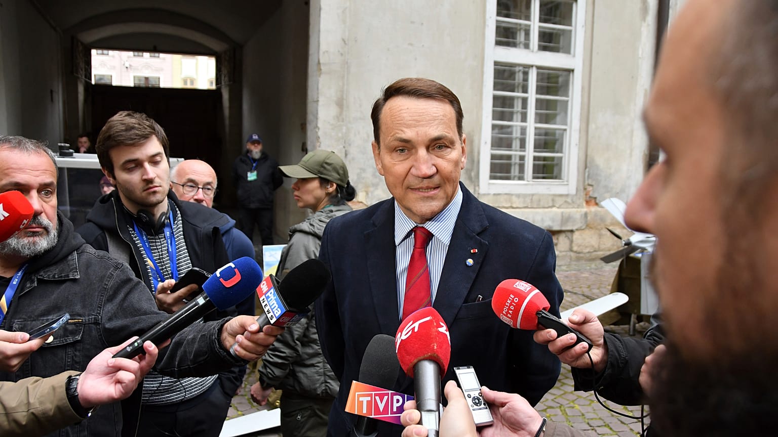 Minister spraw zagranicznych Radosław Sikorski przemawia do dziennikarzy podczas spotkania ministrów spraw zagranicznych UA-UE we Lwowie, Ukraina
