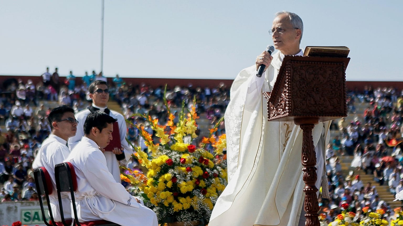 Papa 14. Leo, dönemin Chiclayo Apostolik Yöneticisi Robert Prevost, 2015 yılında Chiclayo'daki bir stadyumda düzenlenen Corpus Christi kutlamasında vaaz veriyor. 