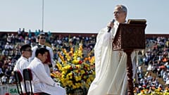El papa León XIV, el entonces administrador apostólico de Chiclayo Robert Prevost, predica durante una celebración del Corpus Christi en un estadio de Chiclayo en 2015. 