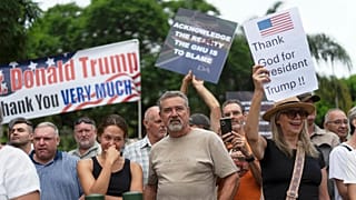 Des Sud-Africains blancs manifestent en soutien au président Donald Trump devant l'ambassade américaine à Pretoria, le 15 février 2025.