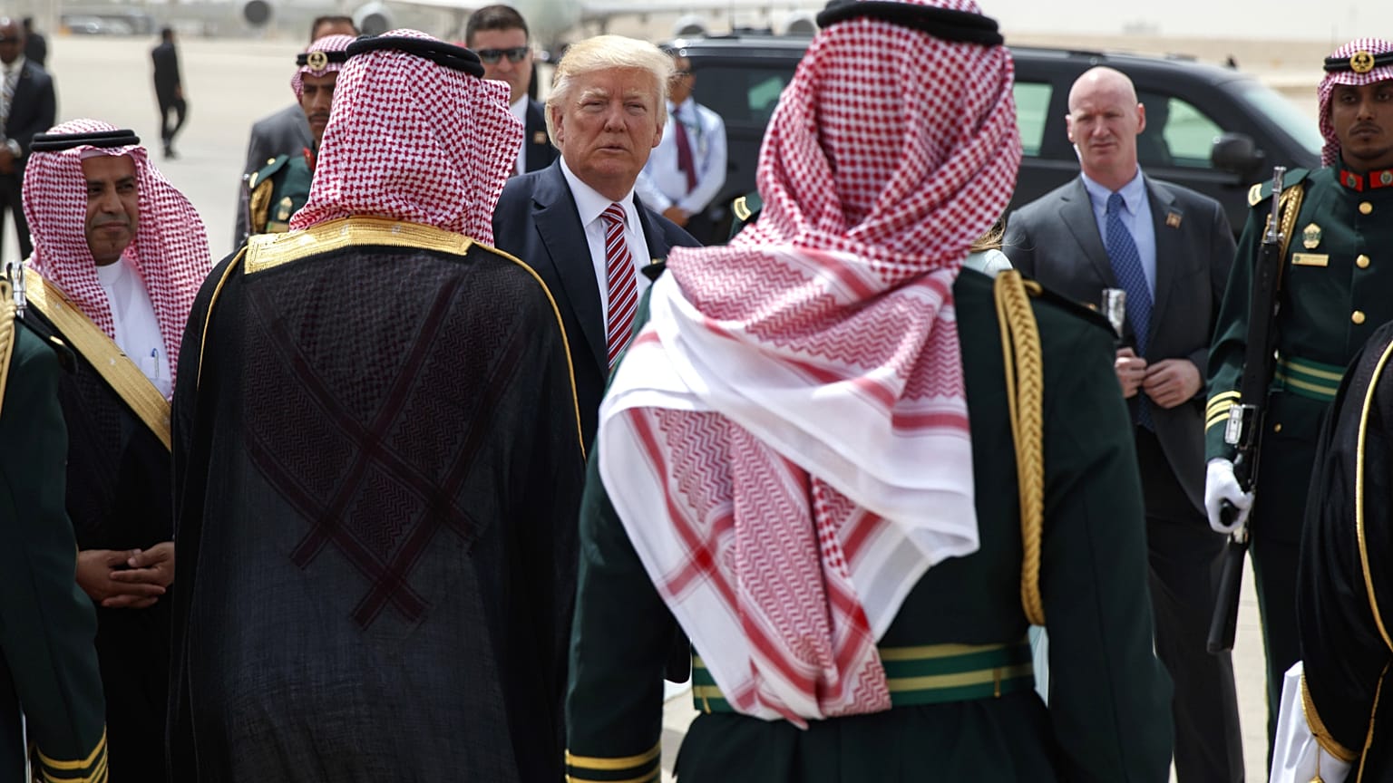 Lors de son premier mandat, le président américain Donald Trump monte à bord d'Air Force One pour Israël à l'aéroport international King Khalid, à Riyad. 22 mai 2017.
