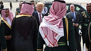 Во время своего первого срока президент США Дональд Трамп садится в самолет Air Force One, направляющийся в Израиль, в международном аэропорту имени короля Халида, Эр-Рияд. 22 мая 2017 года.