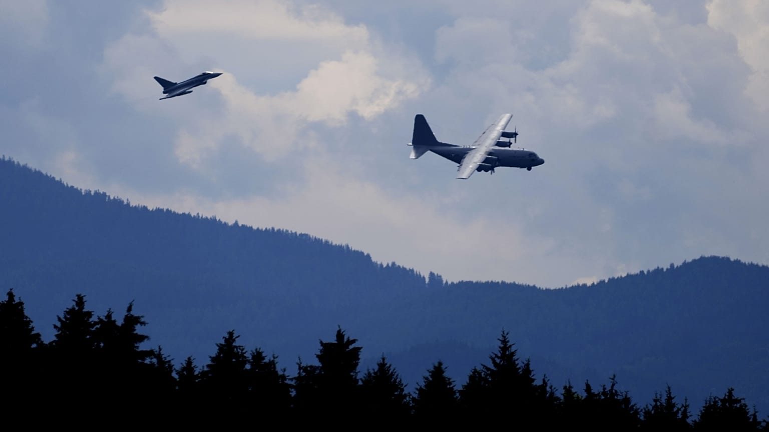 Az osztrák hadsereg Eurofighter vadászgépe és Hercules katonai teherszállító repülőgépe