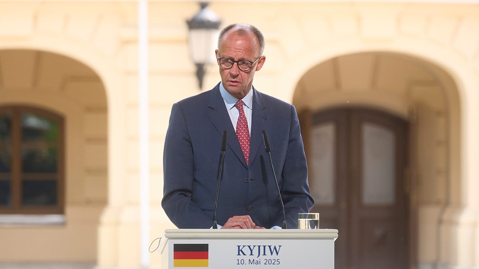 El canciller alemán Friedrich Merz habla durante una rueda de prensa en el Palacio Mariinsky de Kiev, Ucrania, el sábado 10 de mayo de 2025.