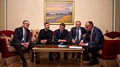 Starmer, Zelenskyj, Macron, Tusk und Merz rufen Trump am 10. Mai 2025 aus Kyjiw an.