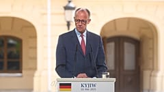 Der deutsche Bundeskanzler Friedrich Merz spricht während einer Pressekonferenz im Mariinsky-Palast in Kyjiw, Ukraine, am Samstag, 10. Mai 2025.