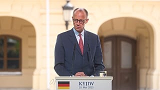 El canciller alemán Friedrich Merz habla durante una rueda de prensa en el Palacio Mariinsky de Kiev, Ucrania, el sábado 10 de mayo de 2025.