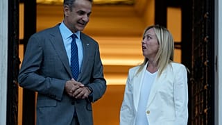 Il primo ministro greco Kyriakos Mitsotakis dà il benvenuto a Giorgia Meloni nel palazzo Maximos di Atene, Grecia, giovedì 31 agosto 2023