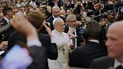 Papst Leo XIV. bei der Begegnung mit der Presse in der Halle Paul VI., Vatikanstadt, 12. Mai 2025