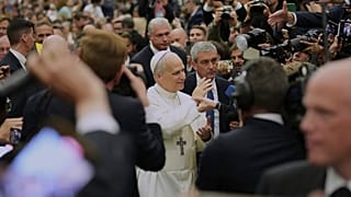 Papa Leone XIV durante l'incontro con la stampa nell'Aula Paolo VI, Città del Vaticano, 12 maggio 2025