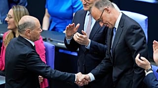 Le chef des chrétiens-démocrates Friedrich Merz est félicité par le chancelier sortant Olaf Scholz après avoir été élu nouveau chancelier au parlement fédéral allemand.