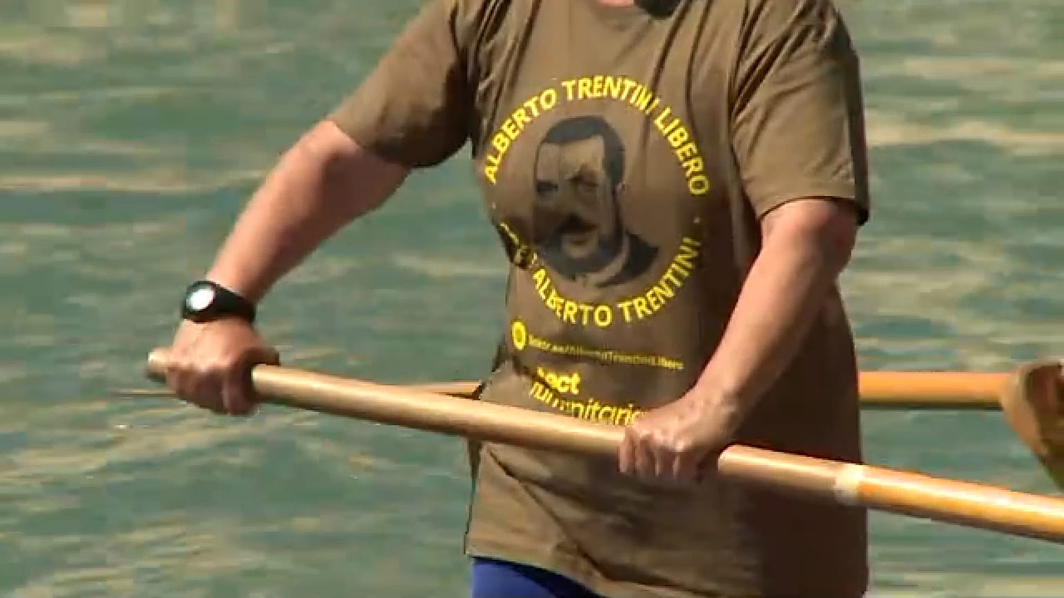 Teilnehmer der Prozession mit einem T-Shirt von Alberto Trentini, der seine Freilassung fordert