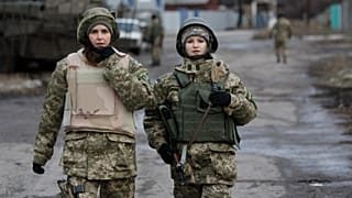 Soldados do exército do governo ucraniano patrulham uma área na aldeia de Debaltseve, na região de Donetsk, no leste da Ucrânia, a 24 de dezembro de 2014.