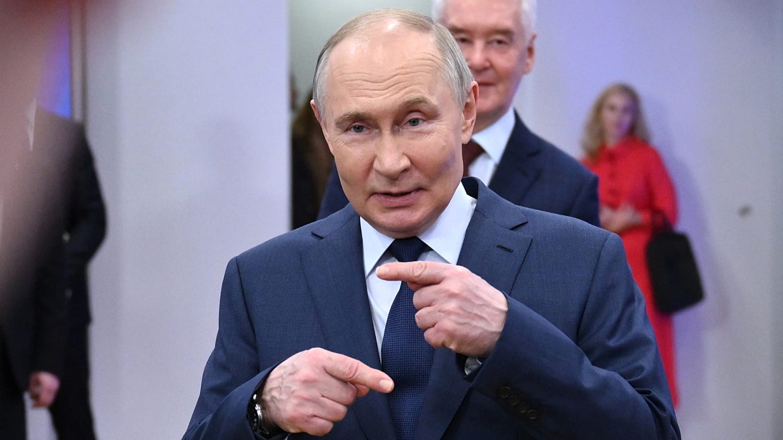 FILE: Vlagyimir Putyin orosz elnök gesztikulál, miközben diákokhoz beszél Moszkvában, 2025. április 16.