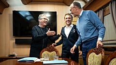 Keir Starmer, Emmanuel Macron und Friedrich Merz an Bord eines Zuges nach Kyjiw am 9. Mai 2025.