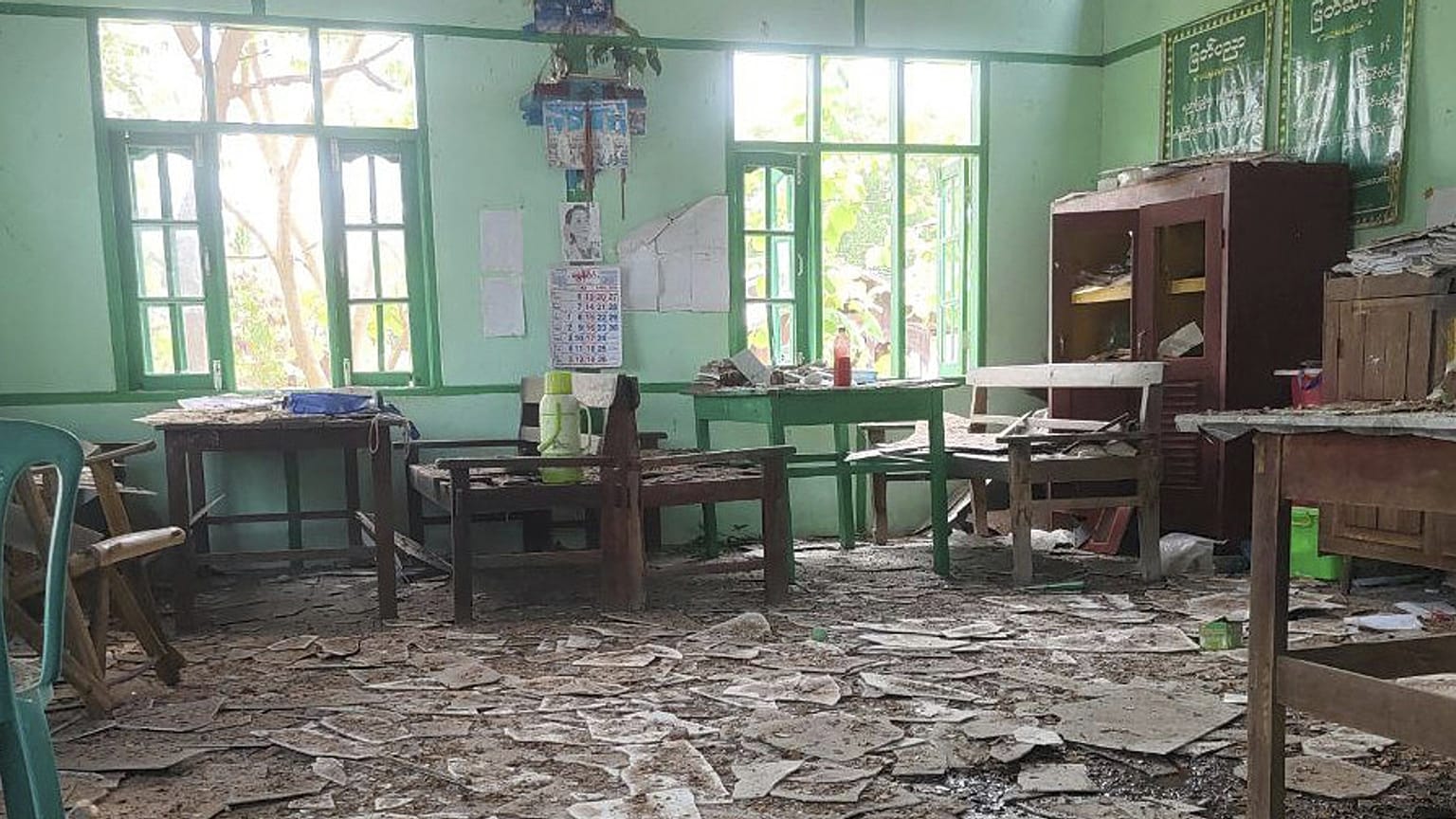 Sagaing bölgesinde askeri bir hava saldırısıyla vurulduğu iddia edilen bir lisenin enkazla dolu bir odası, 12 Mayıs, 2025