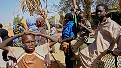 أطفال سودانيون نازحون يحتمون في مدرسة بعد إجلائهم من قبل الجيش السوداني من المناطق التي كانت تسيطر عليها قوات الدعم السريع شبه العسكرية في أم درمان 2025