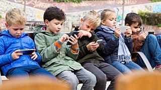 Niños al teléfono
