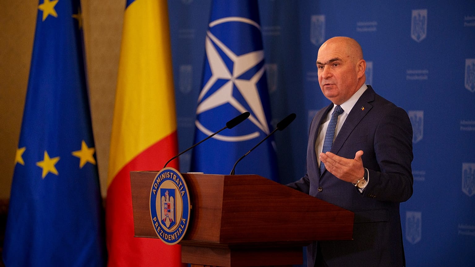 Romanya'nın geçici Cumhurbaşkanı Ilie Bolojan Bükreş'teki Cotroceni Cumhurbaşkanlığı Sarayı'nda düzenlediği basın toplantısı sırasında eliyle bir işaret yaptı.