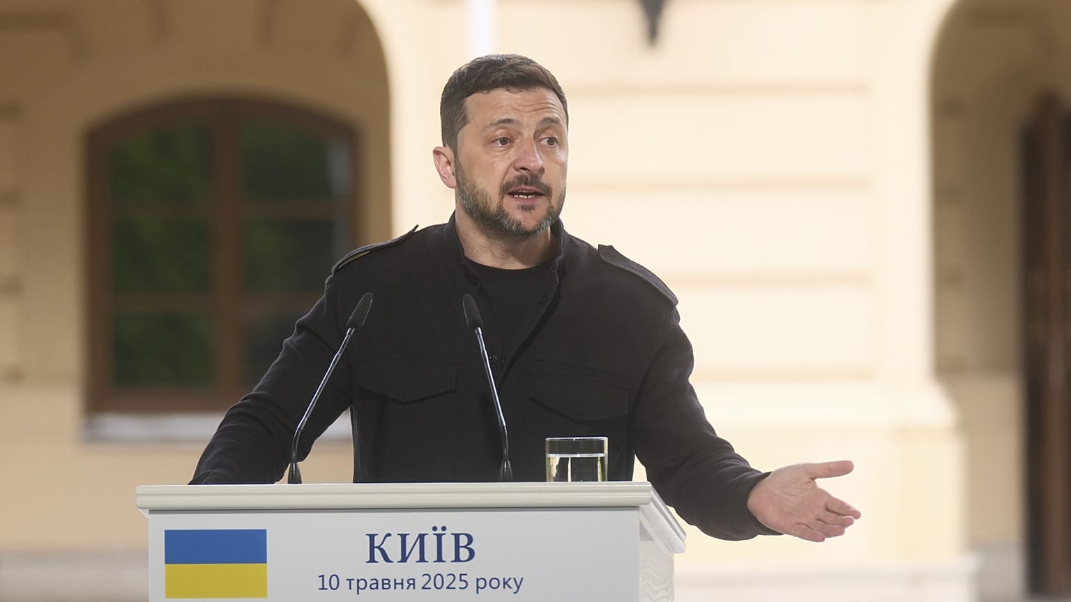 Volodimir Zelenszkij ukrán elnök sajtótájékoztatón Kijevben, 2025. május 10.
