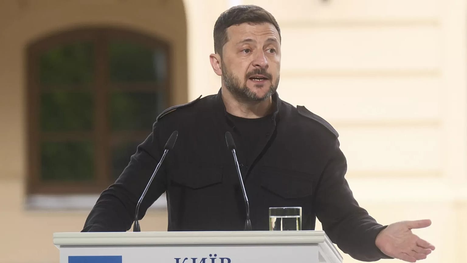 El presidente ucraniano Volodymyr Zelenskyy habla durante una rueda de prensa en Kiev, 10 de mayo de 2025.