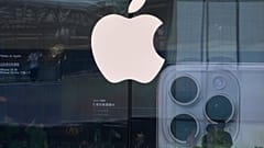 أشخاص يزورون متجرًا لشركة Apple للترويج لهاتف iPhone 16 في مركز تسوق خارجي في بكين