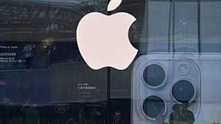 أشخاص يزورون متجرًا لشركة Apple للترويج لهاتف iPhone 16 في مركز تسوق خارجي في بكين