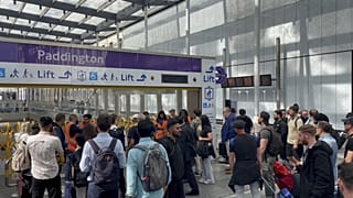 Επιβάτες στο σταθμό Paddington μετά την αναστολή των δρομολογίων του μετρό του Λονδίνου λόγω διακοπής ρεύματος, 12 Μαΐου 2025