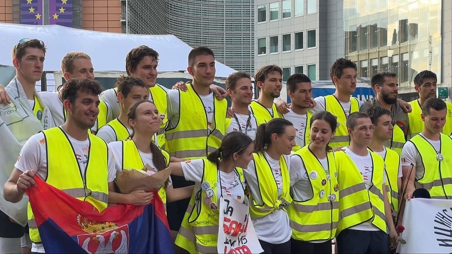Studenci biorący udział w sztafecie ultramaratońskiej z Nowego Sadu w Serbii docierają do miejsca docelowego, Brukseli, poniedziałek, 12 maja 2025 r.