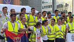 Estudantes que participam na ultramaratona de estafetas de Novi Sad, na Sérvia, chegam ao seu destino final, Bruxelas, segunda-feira, 12 de maio de 2025