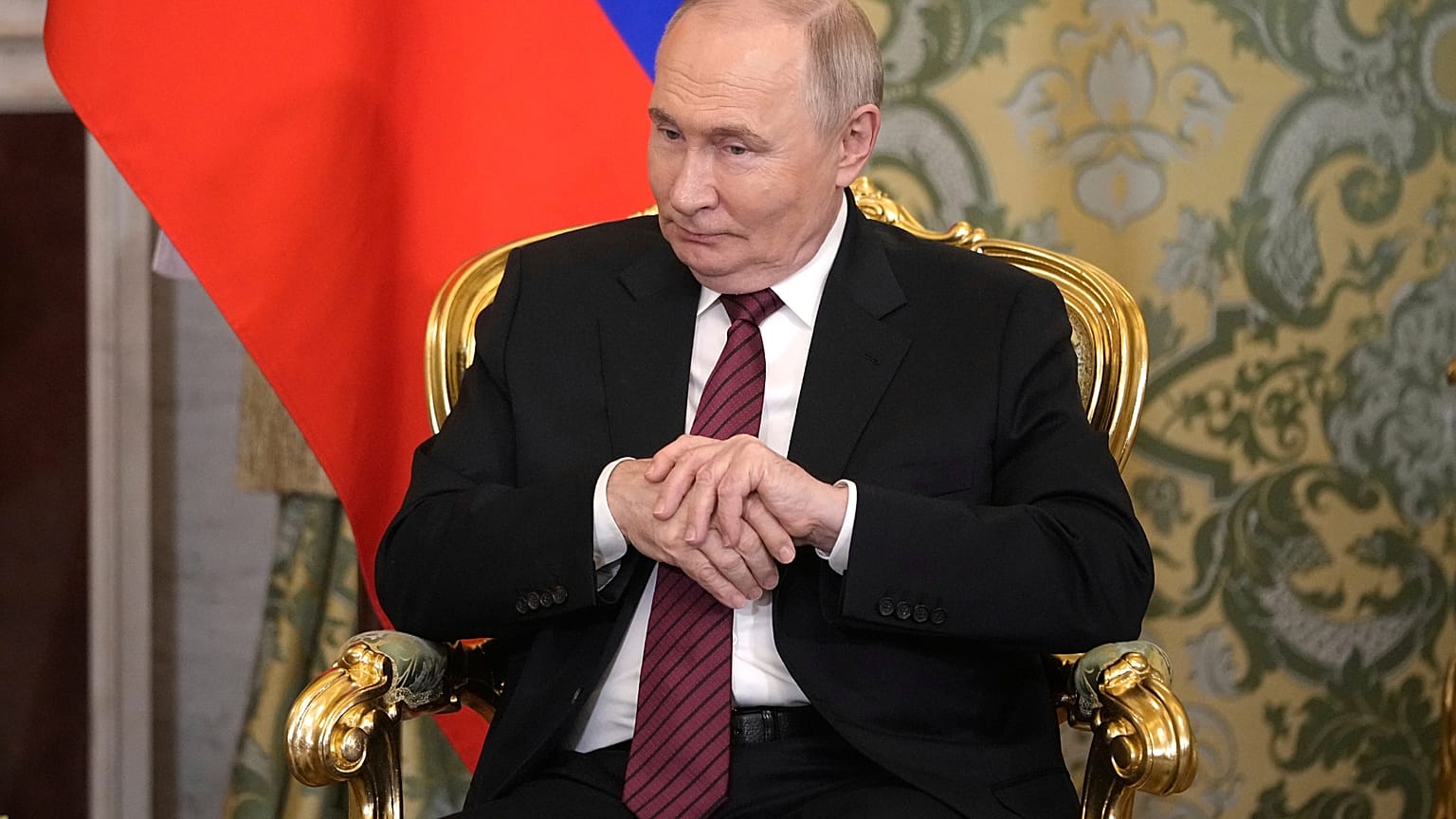 O Presidente russo, Vladimir Putin, no Grande Palácio do Kremlin em Moscovo, Rússia, no sábado, 10 de maio de 2025.