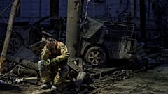 Archív fotó: mentőmunkás az ukrajnai Szumiban, egy orosz rakétacsapás által lerombolt épületnél