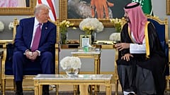 الرئيس دونالد ترامب يتحدث مع ولي العهد السعودي الأمير محمد بن سلمان في الصالة الملكية بمطار الملك خالد الدولي في الرياض، السعودية، يوم الثلاثاء، 13 مايو 2025. 