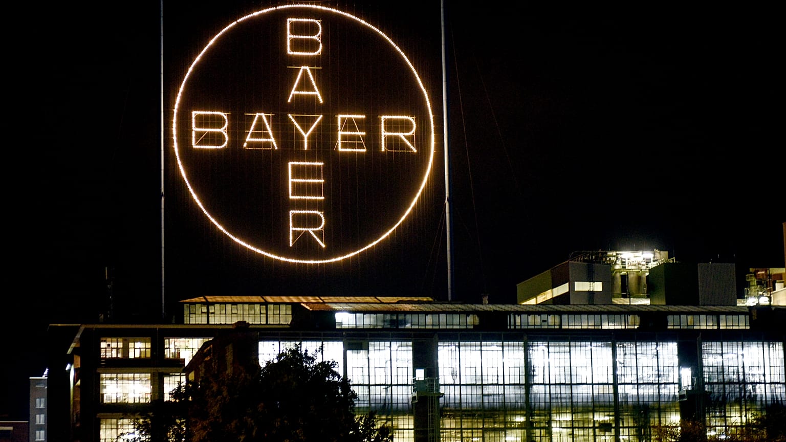 Bayer logosu, 9 Ağustos 2019 Perşembe günü Almanya'nın Leverkusen kentinde Alman Bayer AG'nin ana kimya fabrikasında gece parlıyor.