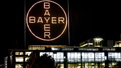 Bayer logosu, 9 Ağustos 2019 Perşembe günü Almanya'nın Leverkusen kentinde Alman Bayer AG'nin ana kimya fabrikasında gece parlıyor.