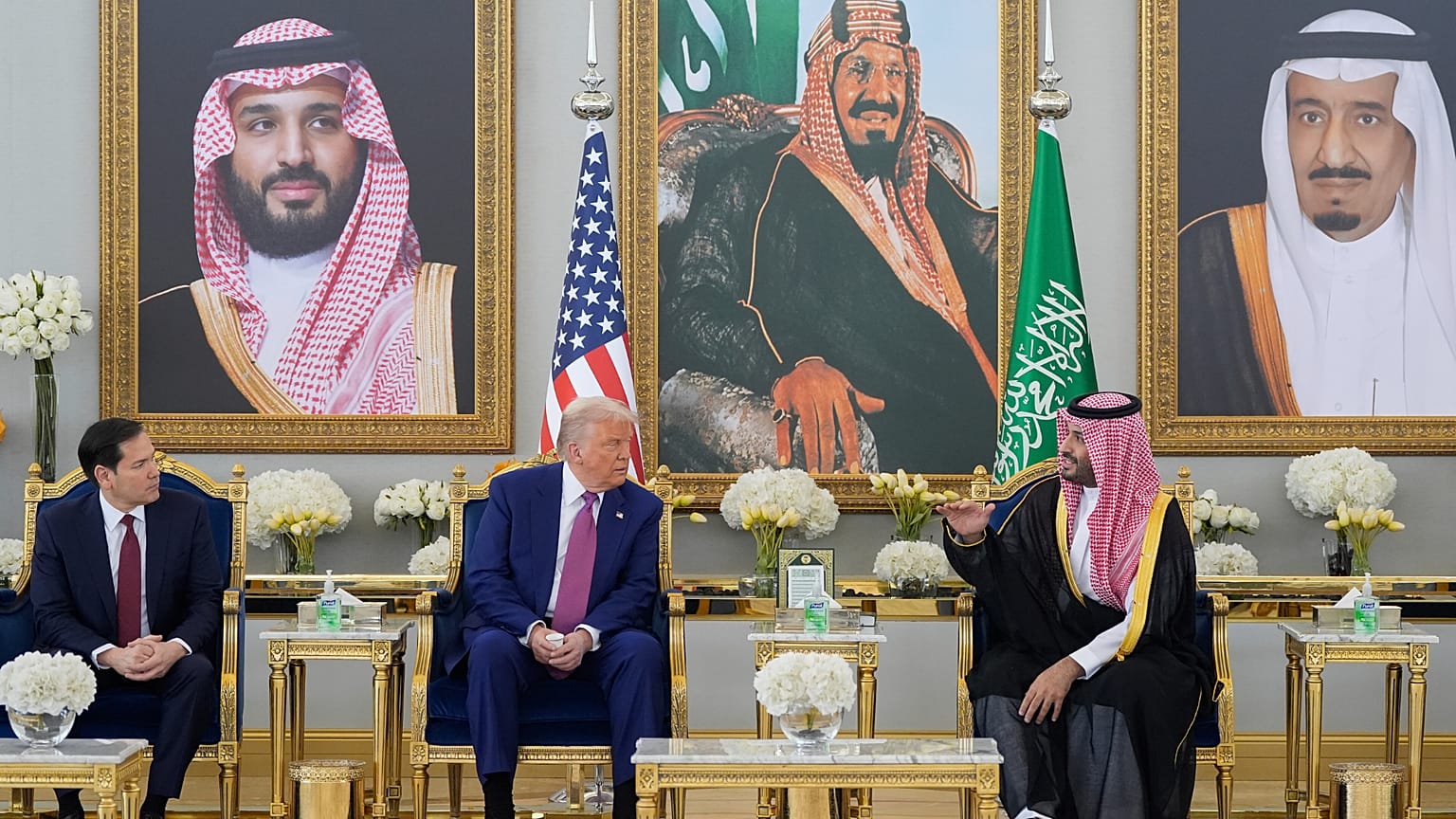 Il presidente Donald Trump, il segretario di Stato Marco Rubio, e il principe ereditario saudita Mohammed bin Salman parlano all'arrivo del presidente Usa in Arabia Saudita 