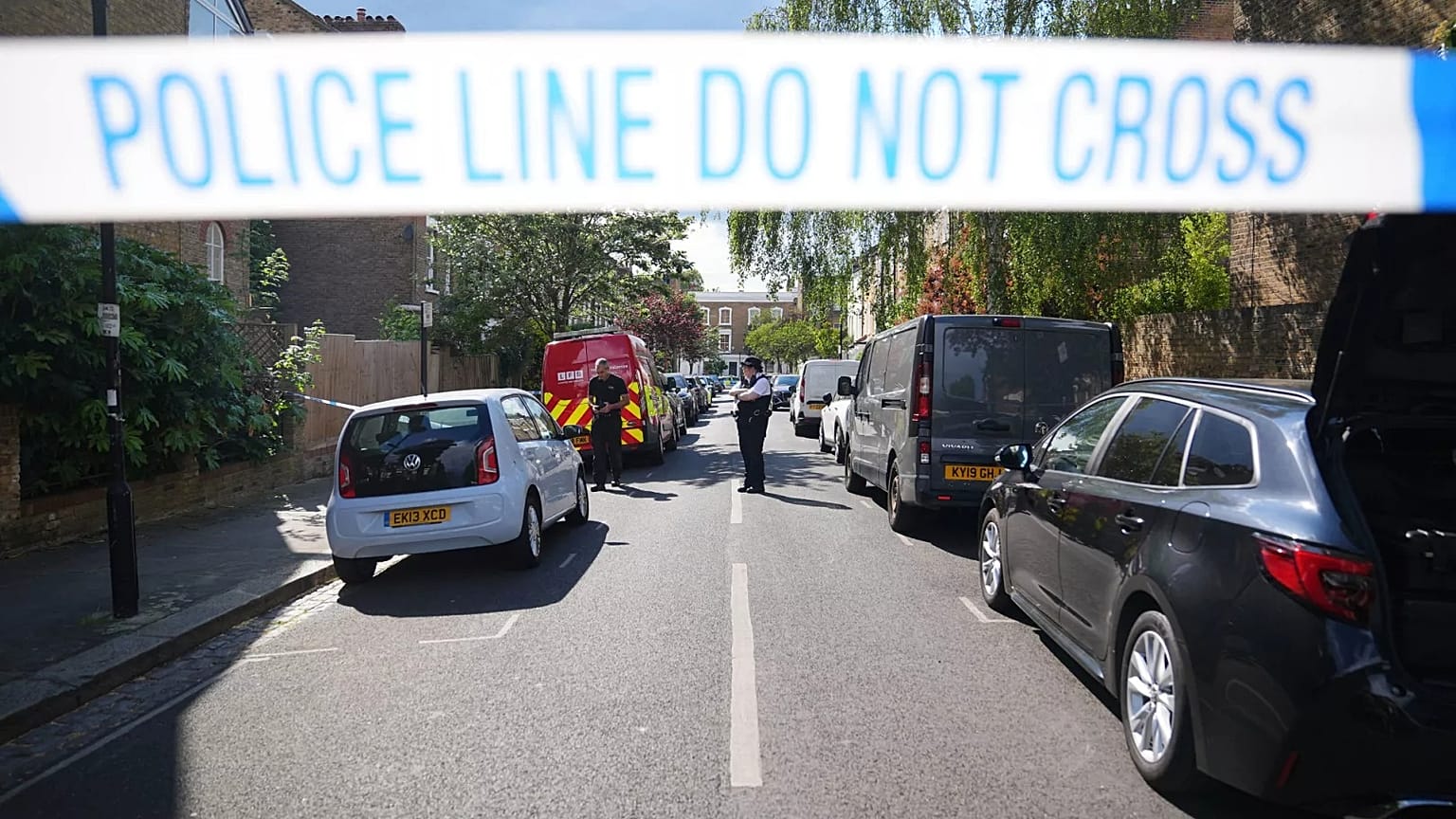 Um cordão policial é visto em Kentish Town, perto da casa do primeiro-ministro britânico Keir Starmer, no norte de Londres, a 12 de maio de 2025.