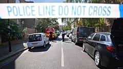 İngiltere Başbakanı Keir Starmer'ın 12 Mayıs 2025 tarihinde Londra'nın kuzeyinde bulunan evinin yakınındaki Kentish Town'da bir polis kordonu görülüyor.