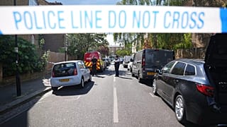 Um cordão policial é visto em Kentish Town, perto da casa do primeiro-ministro britânico Keir Starmer, no norte de Londres, a 12 de maio de 2025.