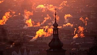 Мужчина сидит на Карловом мосту в Праге, Чешская Республика, декабрь 2020 года.