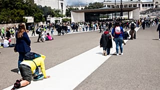 A fatimai zarándolaton résztvevők az utolsó métereket sokszor térden csúszva teszik meg 
