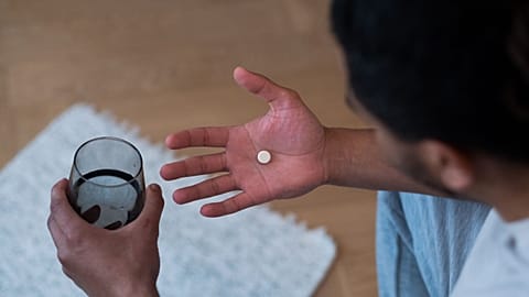 Ένας άνδρας ετοιμάζεται να πάρει ένα χάπι.