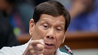 Eski Filipinler Devlet Başkanı Rodrigo Duterte, 28 Ekim 2024 tarihinde sözde uyuşturucuya karşı savaşla ilgili bir senato soruşturması sırasında konuşuyor.