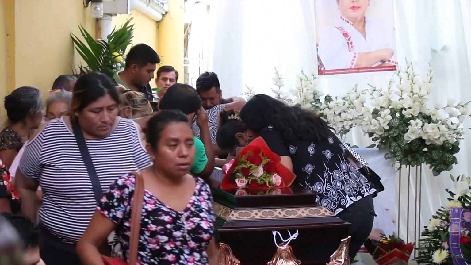 Vários familiares e amigos choram junto ao caixão da candidata a presidente da câmara assassinada, Yesenia Lara Gutiérrez