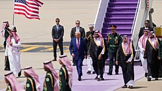 الرئيس دونالد ترامب يسير إلى جانب ولي العهد السعودي الأمير محمد بن سلمان بعد وصوله إلى مطار الملك خالد الدولي في الرياض الثلاثاء 13 مايو 2025.