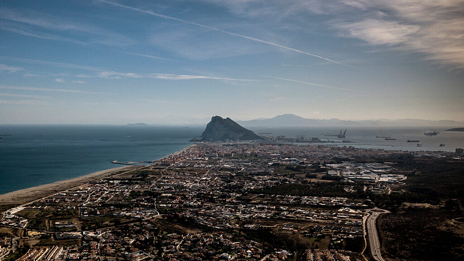 Archivo: Vista aérea del peñón de Gibraltar tomada desde la vecina ciudad española de La Línea, el 17 de octubre de 2019.