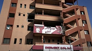 A fachada do Hospital Nasser mostra danos de um ataque noturno do exército israelita