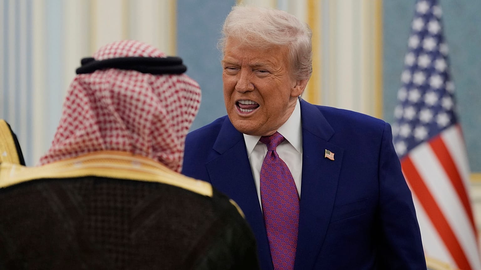 الرئيس دونالد ترامب يحيي الوفود خلال حفل وصول إلى القصر الملكي في الرياض ، المملكة العربية السعودية ، الثلاثاء 13 مايو 2025.